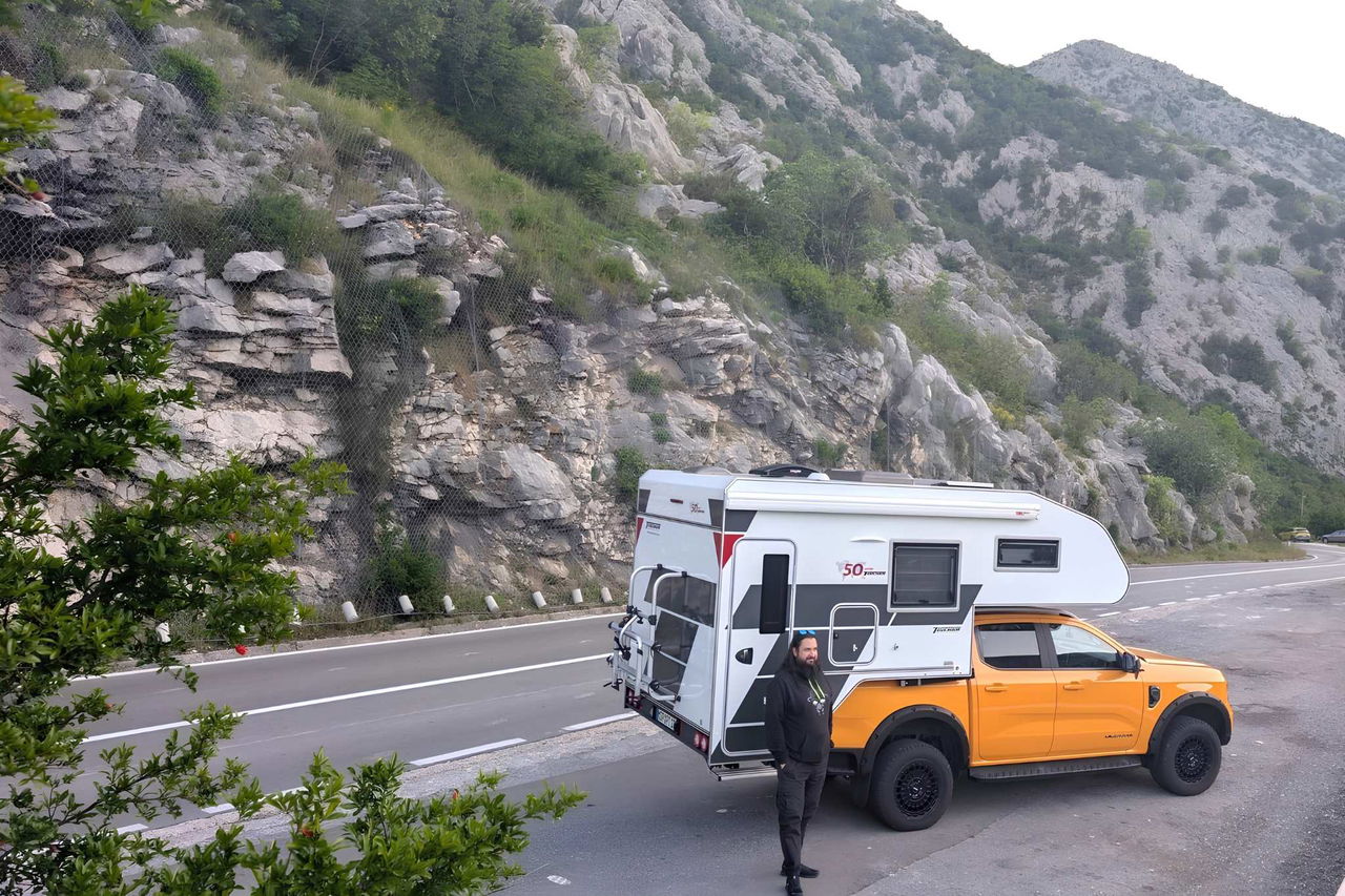 Pick-up en lugar de autocaravana: cómo una manufactura lleva 50 años fabricando cabinas para campers 4x4